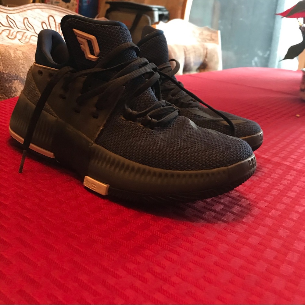 Damian lillard basketball shoes size 5
